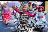 Sejumlah siswa Taman Kanak-Kanak (TK) mengenakan kostum daur ulang dari koran dan plastik bekas saat mengikuti Karnaval Peduli Lingkungan Anak di Boyolali, Jawa Tengah, Rabu (9/5). Karnaval Peduli Lingkungan Anak yang diikuti 1500 siswa TK dengan mengangkat tema 