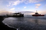 Kapal pemadam milik Pertamina berusaha memadamkan api yang membakar KMP Labitra Adinda di Selat Bali, Ketapang, Banyuwangi, Jawa Timur, Kamis (17/5). KMP Labritra Adinda yang berlayar dari pelabuhan Gilimanuk, Bali menuju Pelabuhan Ketapang di Banyuwangi terbakar di Selat Bali. Seluruh penumpang berhasil diselamatkan. ANTARA FOTO/Budi Candra Setya/ama/18.