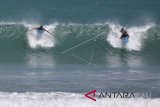 Peserta beradu cepat mengevakuasi korban saat mengikuti kompetisi personel Badan Penyelamat Wisata Tirta (Balawista) di Pantai Kuta, Bali, Jumat (11/5). Kegiatan yang diikuti sekitar 180 orang penyelamat pantai dari berbagai daerah di Indonesia tersebut digelar guna meningkatkan kemampuan dan kecepatan penyelamat pantai dalam melakukan pertolongan dan menangani musibah di kawasan pantai wisata. ANTARA FOTO/Fikri Yusuf/wdy/18