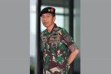 Presiden Joko Widodo mengenakan pakaian militer ketika menunggu Sultan Brunei Darussalam, Hassanal Bolkiah ketika berkunjung di Mabes TNI, Cilangkap, Jakarta, Kamis (3/5). Kunjungan tersebut untuk melihat secara langsung peralatan tempur buatan dalam Indonesia karena Brunei tertarik untuk membeli kendaraan tempur dan persenjataan serta menyaksikan keterampilan prajurit TNI. ANTARA FOTO/Wahyu Putro A/aww/18.