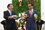 Presiden Joko Widodo (kanan) bersama Perdana Menteri Cina Li Keqiang (kiri) berfoto dengan maskot Asian Games XVIII usai pertemuan bilateral di Istana Bogor, Jawa Barat, Senin (7/5). Pertemuan bilateral tersebut membahas kerja sama ekonomi diantaranya ekspor kelapa sawit dan buah-buahan lokal, isu internasional, kontribusi dalam menciptakan perdamaian dan stabilitas kawasan Asia Tenggara, serta dukungan terhadap penyelenggaraan Asian Games XVIII. ANTARA FOTO/Puspa Perwitasari/18