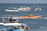 Wisatawan mancanegara bermain wahana permainan air di kawasan Tanjung Benoa, Badung, Bali, Rabu (2/5). Kunjungan wisatawan mancanegara ke Bali pada Februari 2018 mencapai 452.423 orang, atau meningkat 26,35 persen dibandingkan Januari 2018. Jumlah tersebut didominasi wisatawan asal Tiongkok, Australia, India, dan Jepang. ANTARA FOTO/Fikri Yusuf/wdy/2018