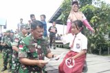 Pangdam XII/ Tanjungpura Mayjen TNI Achmad Supriyadi berbincang dengan pelajar di Desa Pulau Majang, Kecamatan Badau daerah perbatasan Indonesia - Malaysia wilayah Kapuas Hulu Kalimantan Barat saat kunjungan kerjanya dalam program Pengabdian Tanpa Batas Tentara di perbatasan. Foto Antaranews/Timotius