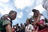 Pangdam XII/ Tanjungpura Mayjen TNI Achmad Supriyadi berbincang dengan pelajar di Desa Pulau Majang, Kecamatan Badau daerah perbatasan Indonesia - Malaysia wilayah Kapuas Hulu Kalimantan Barat saat kunjungan kerjanya dalam program Pengabdian Tanpa Batas Tentara di perbatasan. Foto Antaranews/Timotius