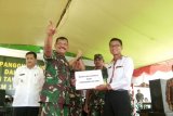 Pangdam XII/Tanjungpura Mayjen TNI Achmad Supriyadi menyerahkan sejumlah bantuan untuk pelajar di Desa Pulau Majang, Kecamatan Badau daerah perbatasan Indonesia - Malaysia wilayah Kapuas Hulu Kalimantan Barat. Foto Antaranews/Timotius