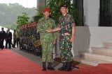 Presiden Joko Widodo (kanan) berjabat tangan dengan Sultan Brunei Darussalam, Hassanal Bolkiah yang berkunjung ke Mabes TNI, Cilangkap, Jakarta, Kamis (3/5). Kunjungan tersebut untuk melihat secara langsung peralatan tempur buatan dalam negeri karena Brunei tertarik untuk membeli kendaraan tempur dan persenjataan, serta menyaksikan keterampilan personil TNI. ANTARA FOTO/Wahyu Putro A/ama/18ANTARA FOTO/Wahyu Putro A/ama/18