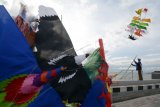 Warga main layangan sambil menunggu waktu berbuka puasa di Pantai Teluk Palu, Sulawesi Tengah, Senin (28/5). Pantai Teluk Palu yang terletak di jantung Kota Palu dan menjadi salah satu ikon wisata di Palu itu ramai dikunjungi warga untuk bersantai dan di bulan Ramadan ini banyak warga yang menghabiskan waktu untuk menunggu saat buka puasa. ANTARAFOTO/Basri Marzuki/pd/18 