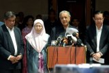 Perdana Menteri Malaysia ke-7 Tun Dr Mahathir Mohamad (kedua kanan) didampingi itri tokoh oposisi Malaysia Anwar Ibrahim, Wan Azizah Wan Ismail (kedua kiri) memberikan keterangan kepada pers di Yayasan Al-Bukhari, Kuala Lumpur, Malaysia, Jumat (11/5/2018). Tun Dr Mahathir Mohamad telah mengangkat sumpah sebagai Perdana Menteri Malaysia baru (10/5/2018) di Istana Negara seusai Partai Barisan Nasional yang diketuai oleh Najib Tun Razak kalah pada Pemilu ke-14 Malaysia pada (9/5/2018). (ANTARA FOTO/Rafiuddin Abdul Rahman) 