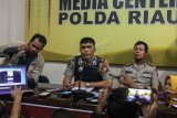 Kabid Humas Polda Riau AKBP Sunarto (tengah) memberikan keterangan kepada sejumlah wartawan tentang penyerangan Mapolda Riau di Pekanbaru, Riau, Rabu (16/5). Dalam penyerangan ini empat pelaku tewas dan seorang Polisi meninggal dunia serta dua anggota Polisi mengalami luka akibat ditabrak mobil pelaku.  (ANTARA FOTO/Rony Muharrman)