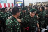 Menteri Pertahanan Ryamizard Ryacudu (kanan) didampingi Pangkostrad Letjen TNI Agus Kriswanto (tengah) menyapa perwira Kostrad seusai memberi pengarahan di Markas Divisi Infanteri 1 Kostrad/Cilodong, Depok, Jawa Barat, Selasa (22/5). Dalam kunjungannya Menteri Pertahanan memberikan pengarahan kepada 315 perwira Kostrad mengenai ancaman terhadap keutuhan Negara Kesatuan Republik Indonesia (NKRI). ANTARA FOTO/Indrianto Eko Suwarso/wdy/2018