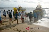 Sejumlah pemudik bersiap naik kapal cepat menuju Nusa Penida melalui penyeberangan di Pantai Sanur, Denpasar, Bali, Senin (28/5). Sebagian besar umat Hindu mulai mudik ke kampung halaman mereka untuk merayakan Hari Raya Galungan yang jatuh pada Rabu (30/5) mendatang. ANTARA FOTO/Wira Suryantala/wdy/2018.