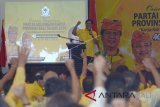 Ketua DPD Partai Golkar Bali Ketut Sudikerta (depan) menyapa kader saat pembukaan Orientasi Fungsionaris Partai Golkar 2018 di Denpasar, Sabtu (5/5). Orientasi yang dihadiri ratusan kader seluruh Bali tersebut untuk memenangkan pilkada serentak 2018 sekaligus mempersiapan kader maju dalam Pemilihan Anggota Legislatif 2019. ANTARA FOTO/Wira Suryantala/wdy/2018.