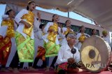 Sejumlah anak menampilkan paduan suara nyanyian khas daerah mengenakan pakaian adat Bali saat Gebyar Parade Budaya dalam rangkaian Peringatan Hari Pendidikan Nasional di Lapangan Lumintang Denpasar, Rabu (2/5). Kegiatan yang melibatkan seluruh anak sekolah dasar dan pendidikan usia dini di Kota Denpasar itu mengambil tema 'Dengan Kebudayaan Kita Persatukan Kebhinekaan dan Keutuhan NKRI. ANTARA FOTO/Wira Suryantala/wdy/2018.