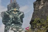 Patung Garuda Wisnu Kencana (GWK) seusai pemasangan bagian mahkota Dewa Wisnu di Ungasan, Badung, Bali, Minggu (20/5). Mahkota tersebut merupakan modul ke-529 dari total 754 modul yang terpasang di patung setinggi 121 meter yang ditargetkan selesai dibangun pada Agustus 2018. ANTARA FOTO/Fikri Yusuf/wdy/2018