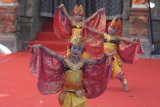 Sejumlah anak mementaskan Tari Manukrawa dalam rangkaian pementasan Bali Mandara Nawanatya 2018 di Taman Budaya, Denpasar, Bali, Jumat (11/5). Pementasan seni tersebut sebagai ajang untuk memberikan ruang kepada seniman muda sekaligus untuk meningkatkan kecintaan terhadap seni dan budaya Bali sejak usia dini. ANTARA FOTO/Wira Suryantala/wdy/2018.