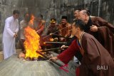 Sejumlah perwakilan umat Budha mengambil Api Dhamma menggunakan obor dari sumber Api Abadi Mrapen, di desa Manggarmas, Godong, Grobogan, Jawa Tengah, Minggu (27/5). Prosesi pengambilan api Dhamma atau api abadi yang kemudian disemayamkan di Candi Mendut dan akan dibawa menuju altar utama di Candi Borobudur pada puncak prosesi tersebut merupakan rangkaian dari ritual jelang hari raya Waisak 2562 BE/2018. ANTARA FOTO/Yusuf Nugroho/wdy/2018.