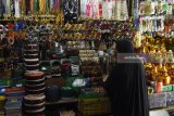 Pengunjung mengamati pernak-pernik yang dijual di Kawasan AMpel, Surabaya, Jawa Timur, Minggu (27/5). Pada bulan Ramadan penjual pernak-pernik muslim mengalamai peningkatan dibanding hari-hari biasanya. Antara Jatim/Zabur Karuru/18