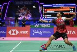 Pebulu tangkis tunggal putri Indonesia Gregoria Mariska Tunjung mengembalikan kok ke arah lawannya pebulu tangkis tunggal putri Cina Gao Fangjie pada babak penyisihan grup Piala Uber 2018 di Impact Arena, Bangkok, Thailand, Rabu (23/5). Gregoria memenangi pertandingan dengan skor 23-21 dan 21-16. ANTARA FOTO/Puspa Perwitasari/wdy/2018.