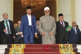 Presiden Joko Widodo (kedua kiri) bersama Imam Besar Al Azhar Ahmad Muhammad Ath-Thayeb (tengah) dan Utusan Khusus Presiden RI untuk Dialog dan Kerja Sama Antaragama dan Peradaban (UKP-DKAAP) Din Syamsuddin (kedua kanan) meninggalkan ruangan seusai pembukaan Konsultasi Tingkat Tinggi (KTT) tentang Wasathiyah Islam di Istana Bogor, Jawa Barat, Selasa (1/5). KTT yang dihadiri sekitar seratus ulama dan cendekiawan muslim dunia tersebut membahas konsepsi wasathiyah Islam (Islam moderat) serta implementasi dalam konteks tantangan dan peluang dalam peradaban global saat ini yang berlangsung 1-3 Mei 2018. ANTARA FOTO/Wahyu Putro A/wdy/2018.