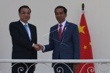 Presiden Joko Widodo (kanan) berjabat tangan dengan Perdana Menteri Cina Li Keqiang (kiri) saat kunjungan kenegaraan di beranda Istana Bogor, Jawa Barat, Senin (7/5). Sejumlah agenda PM Li selama di Indonesia, yaitu bertemu Presiden Joko Widodo di Istana Kepresidenan serta mengunjungi Sekretariat ASEAN dan menghadiri KTT Bisnis Indonesia-Cina serta membahas tindak lanjut inisiatif Jalur Sutera Maritim Abad ke-21 atau 