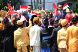 Presiden Joko Widodo (kanan) bersama Perdana Menteri Cina Li Keqiang (kiri) menyapa anak-anak berbaju daerah saat penyambutan kenegaraan di Istana Bogor, Jawa Barat, Senin (7/5). Sejumlah agenda PM Li selama di Indonesia, yaitu bertemu Presiden Joko Widodo di Istana Kepresidenan serta mengunjungi Sekretariat ASEAN dan menghadiri KTT Bisnis Indonesia-Cina serta membahas tindak lanjut inisiatif Jalur Sutera Maritim Abad ke-21 atau 