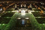 Umat muslim melaksanakan salat Tarawih pertama bulan Ramadan di Masjid Raya Baiturrahman, Banda Aceh, Aceh, Rabu (16/5). Mayoritas umat muslim di Provinsi yang telah memberlakukan hukum Syariat Islam melaksanakan ibadah puasa sesuai jadwal yang ditetapkan Pemerintah pada 17 Mei 2018. (ANTARA FOTO/Irwansyah Putra/foc/18)