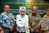 Kepala BMKG Dwikorita Karnawati menunjukkan sebaran abu vulkanik Gunung Merapi dari satelit Himawari saat berada di Kampus Universitas Jember, Jawa Timur, Jumat (11/5). Berdasarkan pantauan satelit Himawari menunjukkan abu vulkanik Gunung Merapi mulai menjauh dari Yogyakarta dan bergerak ke arah ke selatan menuju laut Samudera Hindia. Antara Jatim/Zumrotun Solichah/mas/18.