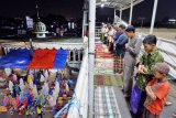 Sejumlah warga melaksanakan salat Tarawih di atas Jembatan Penyeberangan Orang (JPO) Mushola Miftahul Jannah di kawasan Pasar Gembrong, Jakarta, Kamis (17/5). Warga antusias melaksanakan salat tarawih pada awal bulan suci Ramadan yang mengakibatkan masjid dipenuhi jemaah sampai ke badan jalan dan jembatan penyeberangan orang. ANTARA FOTO/Rivan Awal Lingga/ama/18