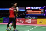 Pebulu tangkis ganda putra Indonesia Mohammad Ahsan (kiri) dan Hendra Setiawan (kanan) berpelukan usai gagal memenangi pertandingan melawan pebulu tangkis ganda putra Cina Li Junhui dan Liu Yuchen pada babak semi final Piala Thomas 2018 di Impact Arena, Bangkok, Thailand, Jumat (25/5). Tim Thomas Indonesia terhenti di semi final Piala Thomas 2018 setelah tunduk dari Cina 1-3. ANTARA FOTO/Puspa Perwitasari/aww/18