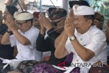 Deputi Pengembangan Pemasaran Pariwisata Mancanegara Kementerian Pariwisata I Gde Pitana (kiri), Gubernur Bali Made Mangku Pastika (kanan) dan pemrakarsa Patung Garuda Wisnu Kencana (GWK) Nyoman Nuarta (tengah) mengikuti Upacara Adat Pasupati di pelataran Patung GWK, Badung, Bali, Minggu (20/5). Upacara tersebut dilakukan sebagai bagian dari permohonan umat agar proses pembangunan patung GWK dapat berlangsung lancar dan selesai tepat pada waktunya. ANTARA FOTO/Fikri Yusuf/wdy/2018