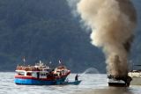 Kapal penangkap ikan terbakar