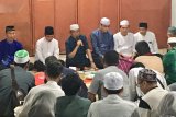 Mantan Gubernur Kalsel Rudy Arifin memberikan sambutan saat menggelar sahur bersama insan pers yang dihadiri Ketua PWI Zaenal Helmi dan pemimpin media  serta insan pers di kediaman pribadinya di Banjarbaru, Sabtu (10/6).  Rudy Arifin merupakan salah seorang penerima Pena Emas dari PWI Pusat atas perannya dalam kehidupan pers di Kalimantan Selatan saat menjadi Gubernur Kalsel selama dua periode tersebut. Foto Antaranews Kalsel/Herry Murdy Hermawan