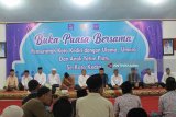 Pejabat Sementara Wali Kota Kediri Jumadi menghadiri dalam acara buka bersama di Balai Kota Kediri, Jawa Timur, Senin (4/6) petang. Sebanyak 150 anak mendapatkan santunan sebagai bagian membantu mereka, terlebih lagi mendekati Hari Raya Idul Fitri 2018. Antara Jatim/ Foto/ Asmaul Chusna/zk/18