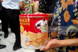 Petugas gabungan dari Dinas Perdagangan dan Perindustrian serta dari TPID Kota Kediri, menunjukkan kaleng roti yang penyok saat sidak di sebuah pasar swalayan Kota Kediri, Jawa Timur, Selasa (5/6). Petugas mmengadakan inspeksi mendadak (sidak) parsel dan aneka jajan di pusat perbelanjaan kota ini untuk memastikan barang yang dijual bagus dan laik konsumsi. Antara Jatim/ Foto/ Asmaul Chusna/zk/18
