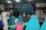 Pejabat Sementara Wali Kota Kediri Jumadi dan istri menyerahkan santunan untuk anak yatim dalam acara buka bersama di Balai Kota Kediri, Jawa Timur, Senin (4/6) petang. Sebanyak 150 anak mendapatkan santunan sebagai bagian membantu mereka, terlebih lagi mendekati Hari Raya Idul Fitri 2018. Antara Jatim/ Foto/ Asmaul Chusna/zk/18