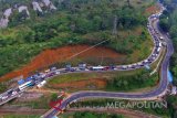 Foto udara antrean kendaraan pemudik saat memadati Jalur Selatan Lingkar Gentong, di Kabupaten Tasikmalaya, Provinsi Jawa Barat, Selasa (19/6/16). H+4 Lebaran diprediksi menjadi puncak arus balik Lebaran di Jalur Selatan Jabar, dengan volume kendaraan pemudik dari Jateng menuju Jakarta mulai meningkat serta mengalami kepadatan dan antrean dari Rajapolah hingga Limbangan, dan sebagian pemudik dialihkan melalui jalur selatan Garut. (Megapolitan.Antaramews.Com/ANTARA FOTO: Adeng Bustomi).