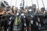 Sejumlah jurnalis melakukan aksi solidaritas menolak kekerasan terhadap wartawan di depan kantor Mapolresta Bogor Kota, Bogor, Jawa Barat, Sabtu (2/6). Aksi solidaritas yang dilakukan oleh gabungan sejumlah alisansi jurnalis tersebut menyikapi aksi intimidasi dan kekerasan terhadap jurnalis dan mendesak Kepolisian mengusut tuntas para pelaku kekerasan terhadap insan pers. ANTARA JABAR/Yulius Satria Wijaya/agr/18.
