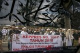 Massa yang tergabung dalam Gerakan Masyarakat Peduli Konstitusi Jawa Barat melakukan aksi unjuk rasa di depan Gedung Sate, Bandung, Jawa Barat, Jumat (22/6). Aksi tersebut dilakukan untuk menolak Keppres No. 106/P Tahun 2018 dan menuntut turun M. Iriawan sebagai Penjabat Gubernur Jawa Barat karena dianggap telah melanggar undang undang. ANTARA JABAR/Novrian Arbi/agr/18