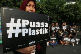 Sejumlah aktivis Walhi melakukan aksi 1001aksi untuk bumi mengampanyekan pengurangan penggunaan plastik di Kawasan Bundaran HI, Jakarta, Minggu (6/3/2018). Dalam aksinya Walhi menyuarakan puasa plastik untuk bumi dan sampah plastik bisa mencemarkan bumi dan mengajak masyarakat mengurangi penggunaan plastik. (ANTARA FOTO/Reno Esnir) 