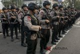 Sejumlah Petugas Kepolisian berbaris saat mengikuti apel operasi ketupat 2018 Di depan Gedung Sate Bandung, Jawa Barat, Rabu (6/6). Kepolisian Daerah Jawa barat mengerahkan sedikitnya 23 ribu pasukan dari Kepolisain, TNI, dan Dinas Perhubungan serta Basarnas dengan 339 pos pengamanan dan 33 pos pelayanan untuk arus mudik lebaran 2018. ANTARA JABAR/Novrian Arbi/agr/18