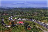 Foto udara antrean kendaraan pemudik memadati Jalur Selatan Lingkar Gentong, Kabupaten Tasikmalaya, Jawa Barat, Senin (18/6). Memasuki H+3 Lebaran arus balik di Jalur Selatan Jabar, volume kendaraan pemudik dari Jateng menuju Jakarta mulai meningkat dan mengalami kemacetan dari Jamanis hingga Limbangan, Garut. ANTARA JABAR/Adeng Bustomi/agr/18