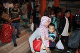 Sejumlah pemudik membawa barang bawaan saat akan berangkat dari Pelabuhan Dwikora di Pontianak, Kalbar, Kamis (28/6) malam. Pada puncak arus balik lebaran, tercatat sebanyak 1.600 penumpang yang akan berangkat menuju Pelabuhan Tanjung Perak Surabaya, 
dan 1.060 penumpang yang tiba dari Pelabuhan Tanjung Emas Semarang dengan menggunakan KM Lawit. ANTARA FOTO/Sheravim/jhw/18    