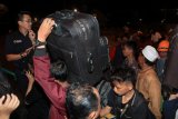 Sejumlah pemudik membawa barang bawaan saat akan berangkat dari Pelabuhan Dwikora di Pontianak, Kalbar, Kamis (28/6) malam. Pada puncak arus balik lebaran, tercatat sebanyak 1.600 penumpang yang akan berangkat menuju Pelabuhan Tanjung Perak Surabaya, 
dan 1.060 penumpang yang tiba dari Pelabuhan Tanjung Emas Semarang dengan menggunakan KM Lawit. ANTARA FOTO/Sheravim/jhw/18 