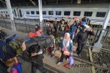 Ratusan penumpang kereta Kutojaya Selatan tiba di Stasiun Kiaracondong saat arus balik di Bandung, Jawa Barat, Rabu (20/6). Kepala Stasiun Kiaracondong mengatakan pada arus balik H+4 lebaran tahun ini mengalami peningkatan sebanyak dua persen atau sekitar 3.000 penumpang dibandingkan dengan arus balik H+4 tahun lalu. ANTARA JABAR/Raisan Al Farisi/agr/18