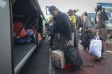 Penumpang tiba di Terminal Cicaheum saat arus balik di Bandung, Jawa Barat, Rabu (20/6). Kepala Terminal Cicaheum mengatakan, keseluruhan jumlah penumpang arus mudik dan arus balik pada tahun ini mengalami peningkatan 19 persen dibandingkan tahun lalu atau sekitar 9.398 penumpang datang dan pergi di Terminal tersebut. ANTARA JABAR/Raisan Al Farisi/agr/18