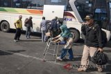 Penumpang tiba di Terminal Cicaheum saat arus balik di Bandung, Jawa Barat, Rabu (20/6). Kepala Terminal Cicaheum mengatakan, keseluruhan jumlah penumpang arus mudik dan arus balik pada tahun ini mengalami peningkatan 19 persen dibandingkan tahun lalu atau sekitar 9.398 penumpang datang dan pergi di Terminal tersebut. ANTARA JABAR/Raisan Al Farisi/agr/18