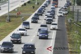 Kendaraan pemudik memadati Tol Palimanan-Kanci, Cirebon, Jawa Barat, Selasa (19/6). Pada H+4 Lebaran arus balik di jalan Tol Palikanci terpantau padat. ANTARA JABAR/Dedhez Anggara/agr/18.