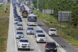 Kendaraan pemudik memadati Tol Palimanan-Kanci, Cirebon, Jawa Barat, Selasa (19/6). Pada H+4 Lebaran arus balik di jalan Tol Palikanci terpantau padat. ANTARA JABAR/Dedhez Anggara/agr/18.