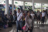 Para pemudik membawa barang bawaannya menjelang keberangkatan di Terminal Mengwi, Badung, Bali, Senin (11/6). Posko terpadu Idul Fitri di terminal tersebut mencatat kenaikan jumlah penumpang sejak Jumat (8/6) hingga Minggu (10/6) telah mencapai 3.450 orang sehingga saat ini sebanyak 105 bus angkutan kota antar provinsi (AKAP) telah dioperasikan karena peningkatan jumlah penumpang tersebut. Antaranews Bali/Nyoman Budhiana/18.