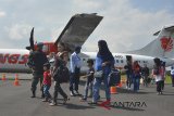 Sejumlah pemudik pesawat tiba di Bandara Komersil Lanud Wiriadinata, Cibeurem, Kota Tasikmalaya, Jawa Barat, Senin (11/6). Pihak Bandara Lanud Wiriadinata mencatat, pada arus mudik Lebaran 2018 penjualan tiket pesawat jurusan Tasikmalaya-Jakarta (Halim) atau sebaliknya mengalami peningkatan 35 persen dibandingkan hari biasa, bahkan tiket untuk arus balik sudah ludes terjual. ANTARA JABAR/Adeng Bustomi/agr/18.